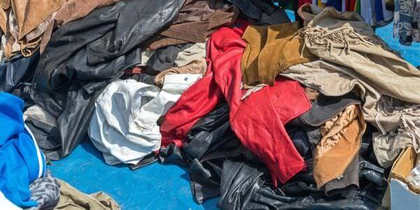 Entrümpelung in Rotenburg: Berg aus Kleidung und Stoffen