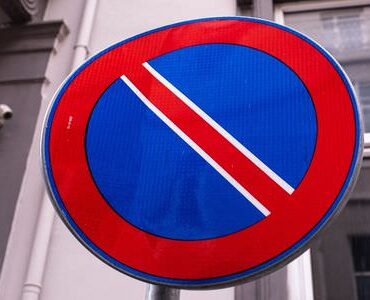 Halteverbotsschild an einer Hauswand – Halteverbotszone Rotenburg
