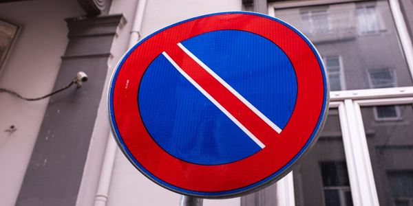 Halteverbotszone Rotenburg: Halteverbotsschild an einer Hauswand
