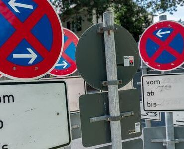 Mehrere Halteverbotsschilder mit Zusatzschildern an einer Straße