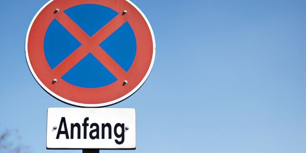 Halteverbotsschild mit Zusatzschild „Anfang“ – Halteverbotszone in Rotenburg