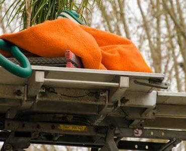 Möbellift transportiert ein Bündel Bettzeug nach oben – Möbellift in Rotenburg