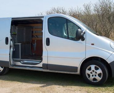 Weißer Transporter mit geöffneter Schiebetür – Transporter mieten in Rotenburg